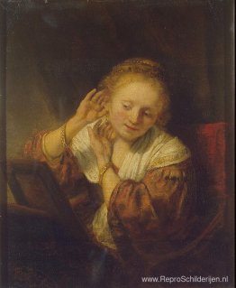 Jonge Vrouw Probeert Oorbellen Jonge Vrouw Probeert Oorbellen