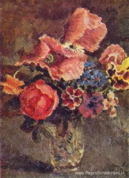 Klaprozen, rozen, korenbloemen en andere bloemen in een glazen v Klaprozen, rozen, korenbloemen en andere bloemen in een glazen v