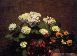 Hortensia's, kruidnagel en twee potten met viooltjes Hortensia's, kruidnagel en twee potten met viooltjes