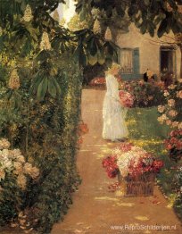Bloemen verzamelen in een Franse tuin