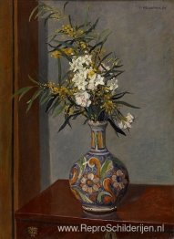 Witte bloemen in een versierde vaas