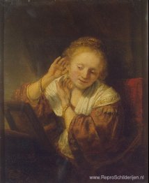 Jonge Vrouw Probeert Oorbellen