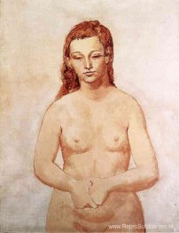 Naakt met haar handen tegen elkaar gedrukt