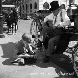 New York (Boy Shining Shoes), juli 1952