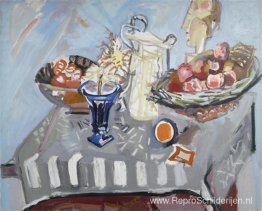Stilleven met distel in blauwe vaas, zoutpot, mand met appels en