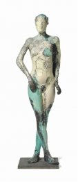 Figuur met gekruiste benen