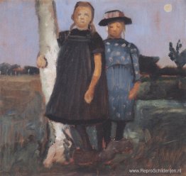 Twee meisjes staan op de berkenstam Twee meisjes staan op de berkenstam