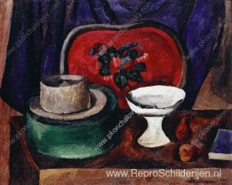 Stilleven. Dienblad en groene kartonnen doos. Stilleven. Dienblad en groene kartonnen doos.