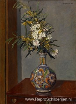 Witte bloemen in een versierde vaas Witte bloemen in een versierde vaas