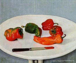 Stilleven met rode paprika's op een wit gelakte tafel Stilleven met rode paprika's op een wit gelakte tafel