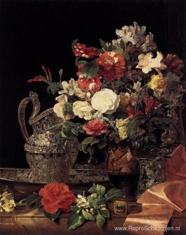 Boeket in een zolderklokkrater Boeket in een zolderklokkrater