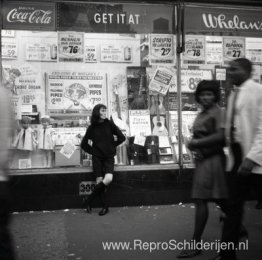 New York (vrouw leunend op winkelraam) New York (vrouw leunend op winkelraam)