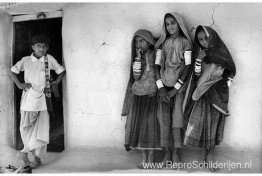 Een jongen en drie meisjes uit de Chamar-gemeenschap, Kutch, Guj Een jongen en drie meisjes uit de Chamar-gemeenschap, Kutch, Guj