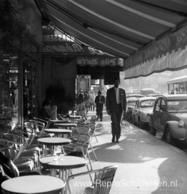 Parijs, Frankrijk (man loopt, buitenstraatcafé) Parijs, Frankrijk (man loopt, buitenstraatcafé)