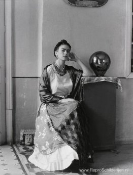 Frida met Globe, Coyoacan, Mexico Frida met Globe, Coyoacan, Mexico