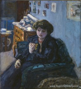 Jonge vrouw in een interieur Jonge vrouw in een interieur