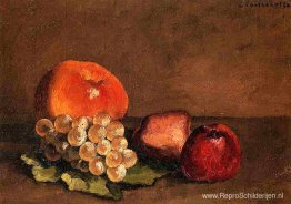 Perziken, appels en druiven op een wijnstokblad Perziken, appels en druiven op een wijnstokblad