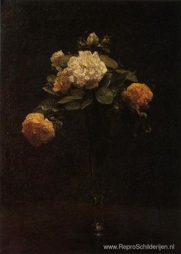 Witte en gele rozen in een hoge vaas Witte en gele rozen in een hoge vaas