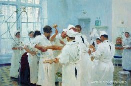 De chirurg E. Pavlov in de operatiekamer De chirurg E. Pavlov in de operatiekamer