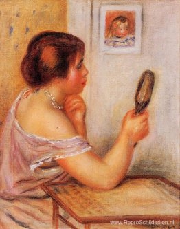 Gabrielle houdt een spiegel vast met een portret van Coco Gabrielle houdt een spiegel vast met een portret van Coco
