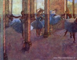 Dansers in Foyer Dansers in Foyer