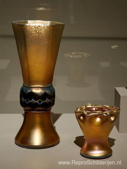 Zeshoekige vaas op voet Zeshoekige vaas op voet