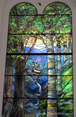 Venster met zonsopgang in het bos in het voorjaar Venster met zonsopgang in het bos in het voorjaar