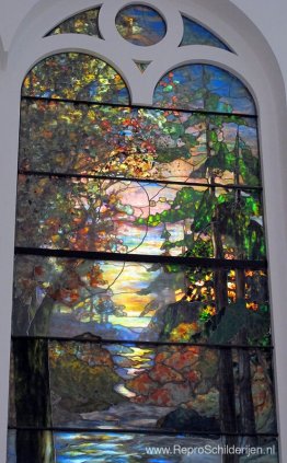 Venster met herfstzonsondergang in het bos Venster met herfstzonsondergang in het bos