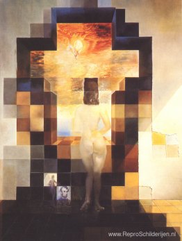 Gala overweegt de Middellandse Zee die op achttien meter hoogte Gala overweegt de Middellandse Zee die op achttien meter hoogte