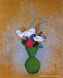 Roos, pioenroos en korenbloemen in een groene vaas Roos, pioenroos en korenbloemen in een groene vaas