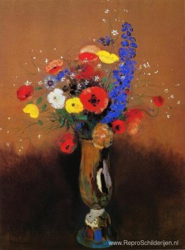 Wilde bloemen in een vaas met lange hals Wilde bloemen in een vaas met lange hals