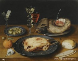 Stilleven van een gebraden kip, een ham en olijven op tinnen bor Stilleven van een gebraden kip, een ham en olijven op tinnen bor