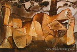 Liggend vrouwelijk naakt onder de dennenboom Liggend vrouwelijk naakt onder de dennenboom