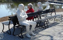 Drie figuren en vier banken Drie figuren en vier banken