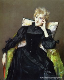 Zittende vrouw in zwarte jurk Zittende vrouw in zwarte jurk