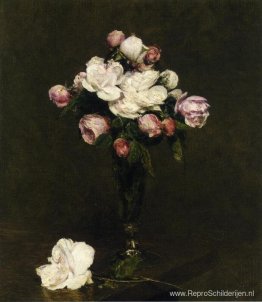 Witte rozen en rozen in een glas op voet Witte rozen en rozen in een glas op voet