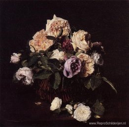 Rozen in een mand op een tafel Rozen in een mand op een tafel