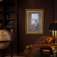 Figuur bij een raam — Huis van kunstverzamelaar