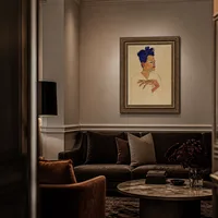 Zelfportret met handen op de borst — Boutiquehotel