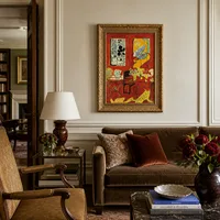 Groot rood interieur — Huis van kunstverzamelaar