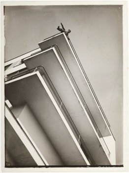 Xanti Schawinsky op een Bauhaus-balkon Xanti Schawinsky op een Bauhaus-balkon