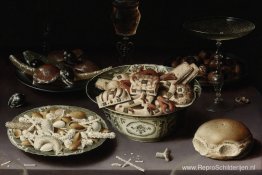 Drie gerechten met snoepgoed en kastanjes met drie glazen op een Drie gerechten met snoepgoed en kastanjes met drie glazen op een