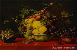 Fruit in een kom op een rood tafelkleed Fruit in een kom op een rood tafelkleed