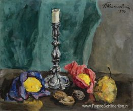 Stilleven met een kandelaar en een peer Stilleven met een kandelaar en een peer