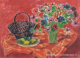 Vaas met anemonen, citroenen en mand op tafel Vaas met anemonen, citroenen en mand op tafel