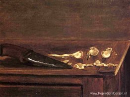 Knoflookteentjes en mes op de hoek van een tafel Knoflookteentjes en mes op de hoek van een tafel