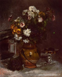 Bloemen in een vaas en een glas champagne Bloemen in een vaas en een glas champagne