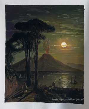 De baai van Napels bij maanverlichte nacht. Vesuvius