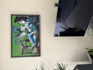 Liggend vrouwelijk naakt met kat