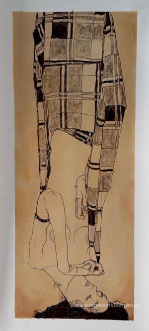 Staande meisje in een geruite kledingstuk